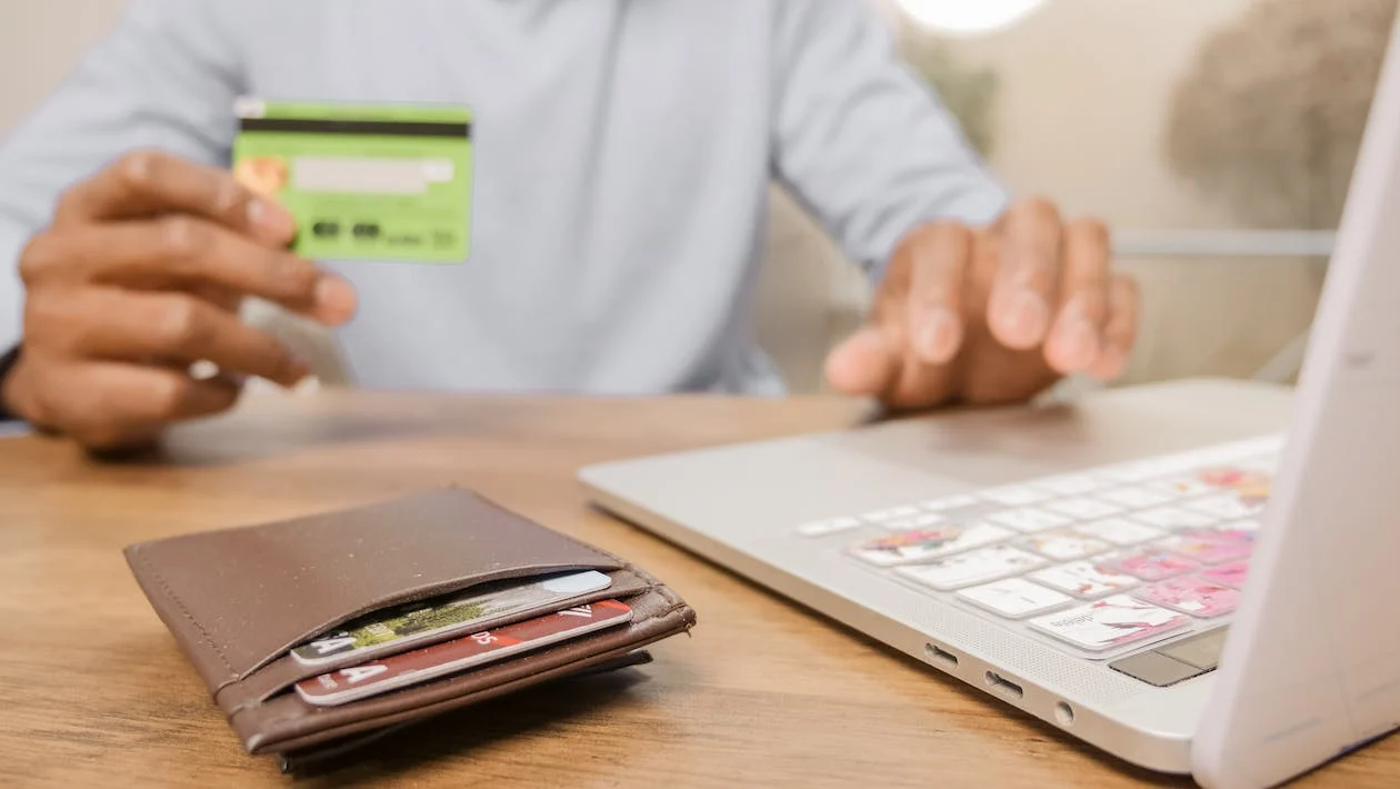 Still Using Your Credit Card for Major Purchases? Maybe it’s Time to Switch to an E-Wallet